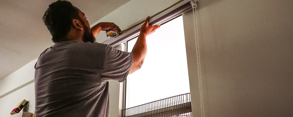 Contractor hangs blinds