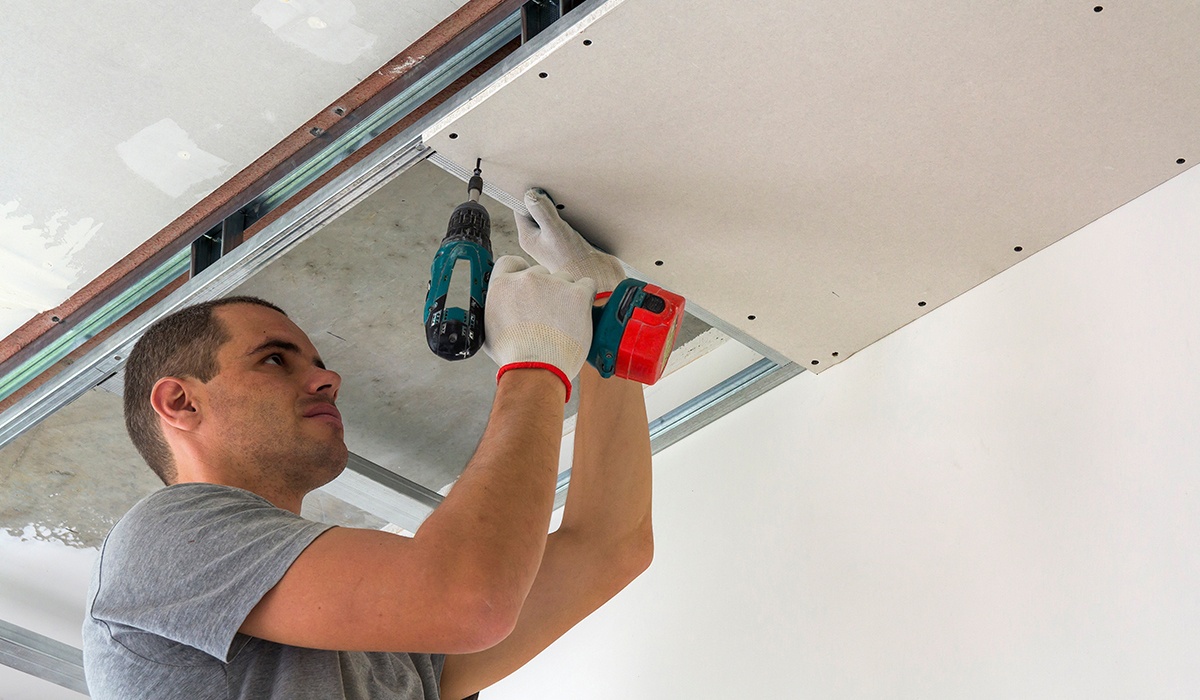 Getting an Arizona contractors license means you can work on bigger projects, like this contractor working on a ceiling.