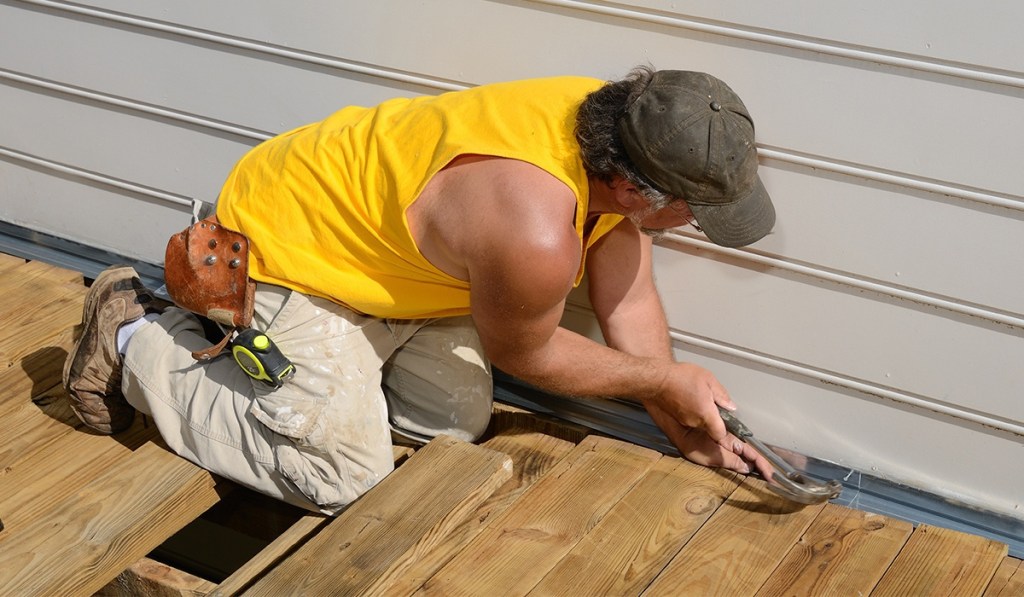 A contractor who owns a contractor’s license in South Carolina is working on a client’s deck
