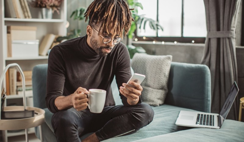 A man on his phone researches how to get a New York business license.